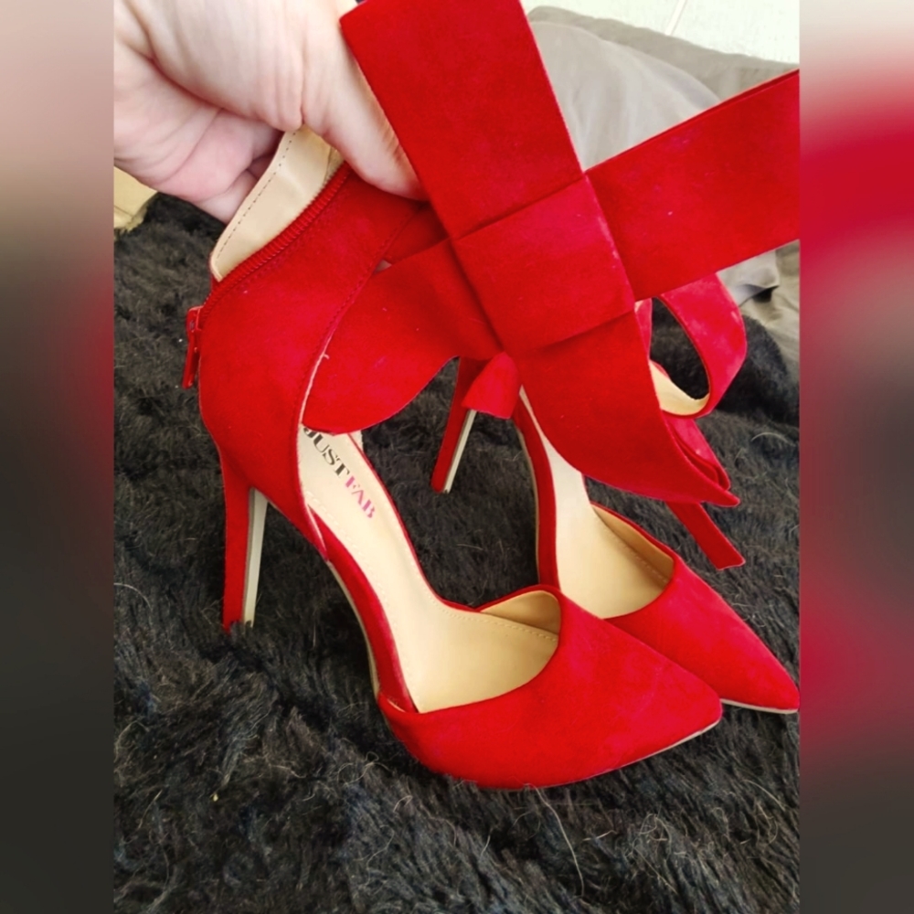 Bright red bow stiletto